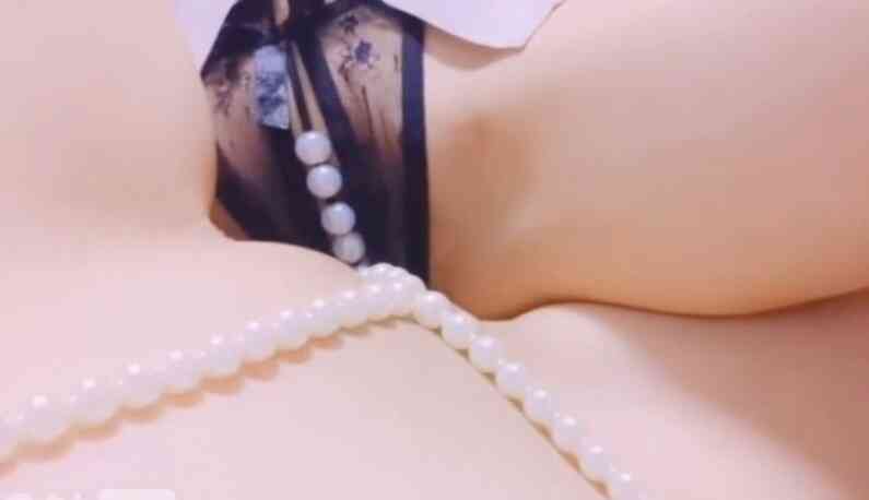 沒有男人只好找閨蜜取暖！互相摸鮑魚填補空虛：互相摩擦三角洲才會高潮１