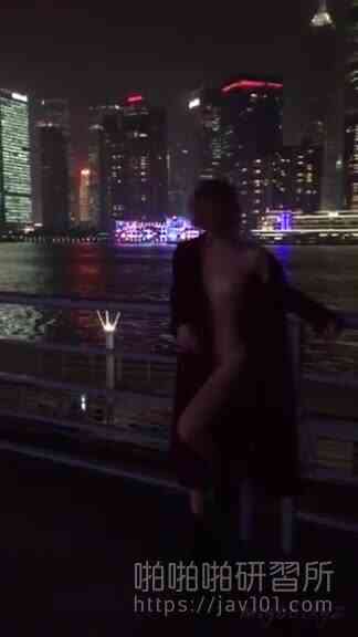 從早拍到晚就是不穿衣服！C杯妹岸邊一絲不掛拍裸照紀念：有她顯得風景更美麗(2)