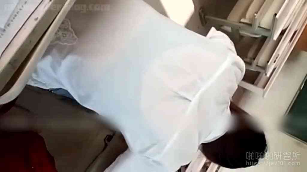 คนอื่น ๆ กำลังเรียนอย่างหนัก ในขณะที่เธอกำลังถ่ายรูปตัวเองอย่างลับ ๆ โชว์ตัวเอง