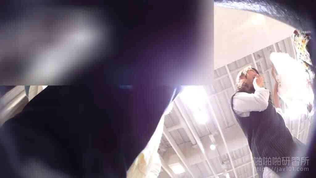 นักสำรวจจริงๆ!! แกล้งถามพนักงานขายที่มีความกระตือรือร้น แต่จริงๆแล้วต้องการจะมองดูลายกางเกงในขนาด 26