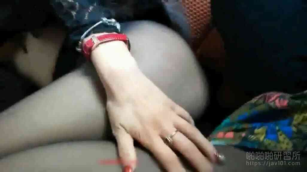 富家姊姊站路邊等著司機搭便車 用肉體付點車錢也是應該 donload