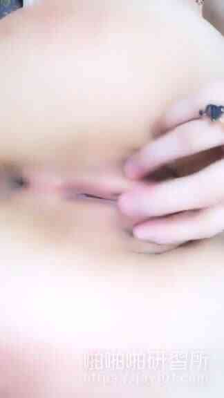 女大生家境貧困只好趁寒假全裸賺外快! 雙乳雪白皮膚稚嫩