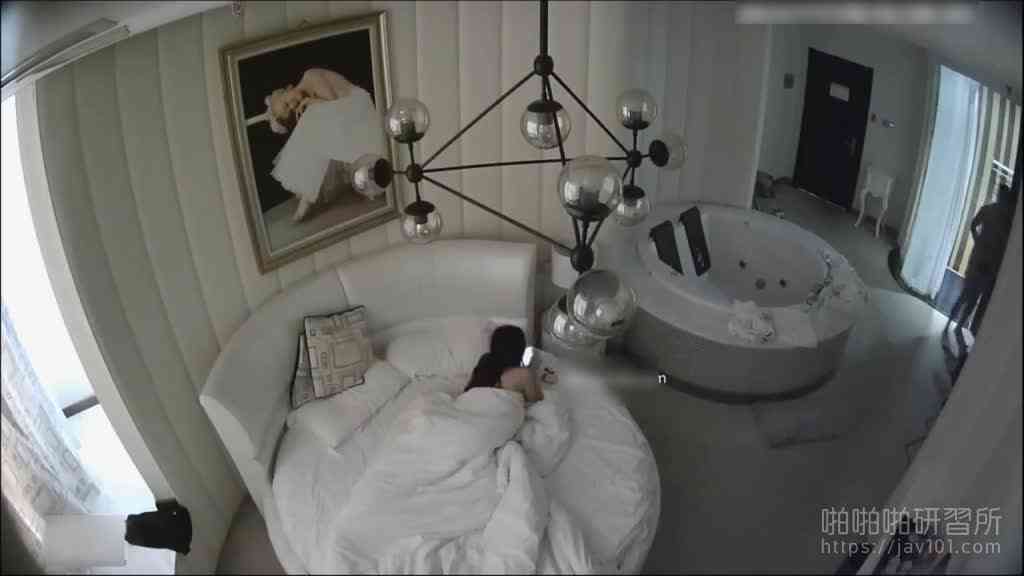 ผู้หญิงคนนี้ดูเศร้าโศกเพราะผู้ชายที่มีรอยสักนั้นไม่สามารถอยู่ได้นานถึง 6 นาที