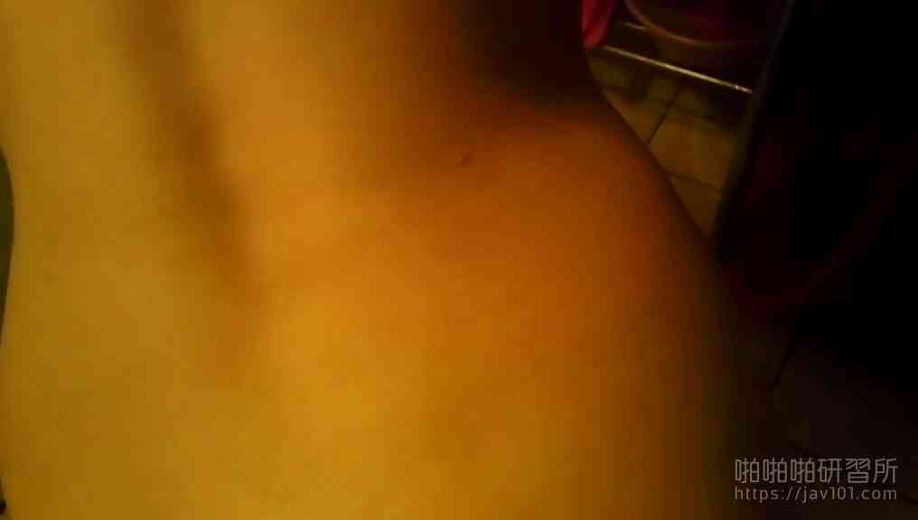 就是想打擾女友洗澡！衝進浴室硬要她幫口！硬了之後就直接進入：特寫啪啪啪