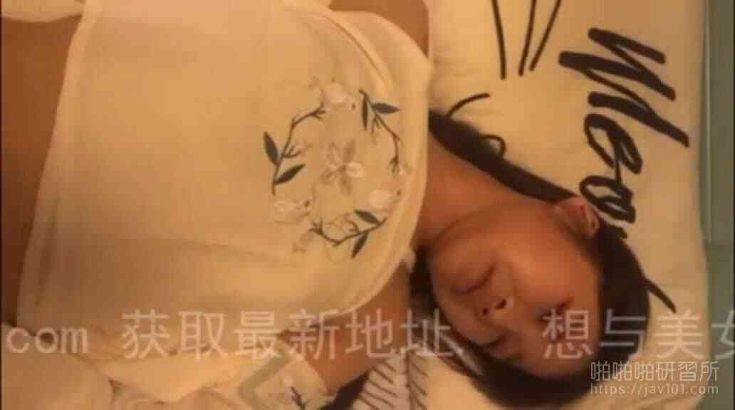 ยืนอยู่หน้ากระจก ฉันรู้สึกความสุขอันยิ่งใหญ่จากการจัดการฮ่องกงโลลี