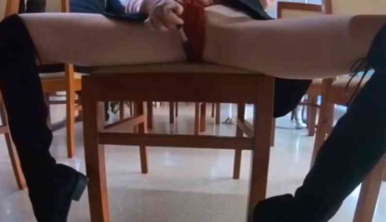 到圖書館不讀書...拿自動筆瘋狂點壓「小豆豆」書桌下的情色三角洲：想對決２