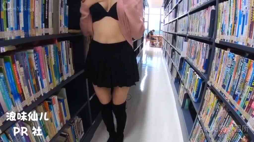 到圖書館不讀書...拿自動筆瘋狂點壓「小豆豆」書桌下的情色三角洲