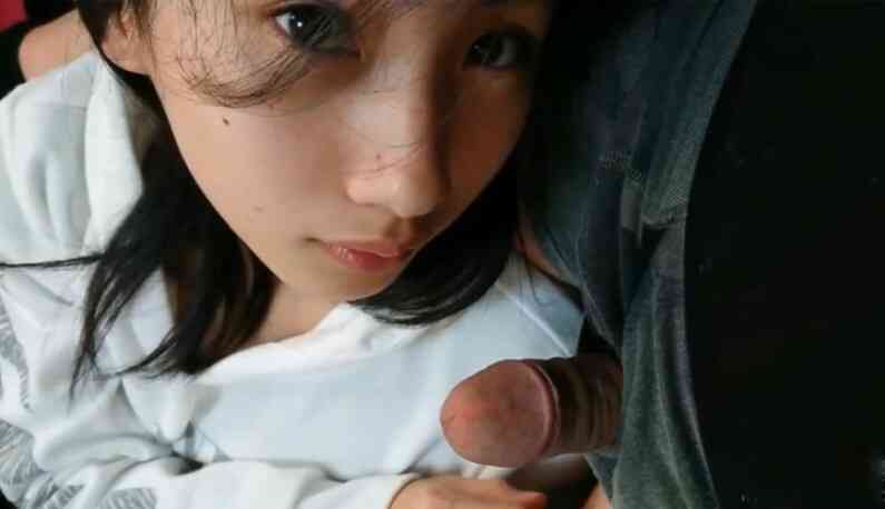 大眼妹吃肉棒的反應好真實 吸允到爽後換幫她高潮