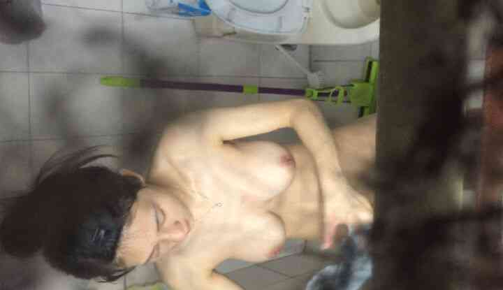 爬上圍籬偷拍個隔壁女生洗澡  胸部又大又挺