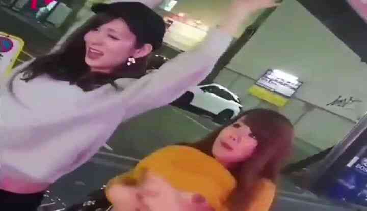 櫻花妹好放縱！深夜福利互尬「車頭燈」  網熱議：形狀超美