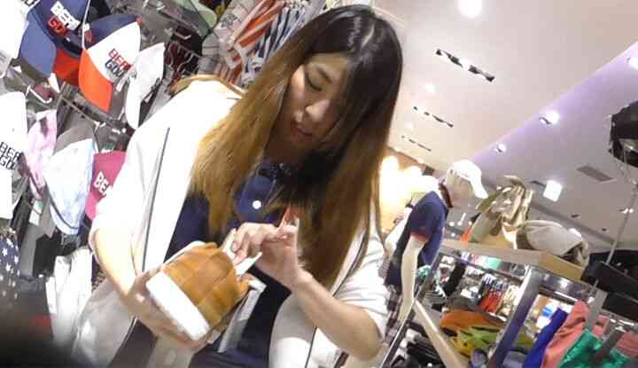 แอบถ่ายใต้กระโปรงพนักงานสาวสวย