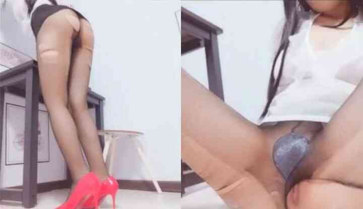 เลขาคนสวยช่วยตัวเองข้างโต๊ะทำงาน