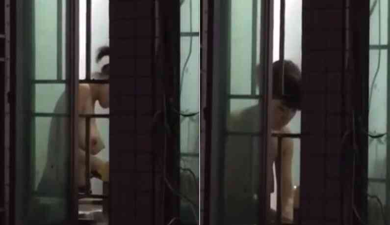 柵欄間隙偷窺妳～天氣太悶熱，馬尾巨乳小姐姐直接上空脫光光來下廚