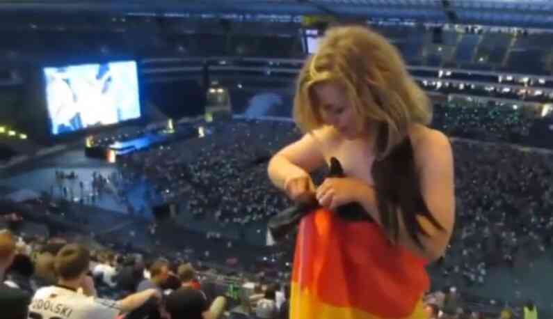 [แนะนำบอลโลก] เยอรมันแข็งแกร่งที่สุด! สาวดูบอลแก้ผ้า ตะโกนเชียร์ประเทศ! จุกนมออกมาดูเกม ถ้าชนะจะยิงไหม?