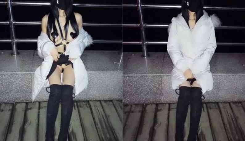 半夜睡不著覺，拿鮑魚出來騷～夜晚露出狂人再現！巨乳蜂腰趴在公園欄杆：等著被..1