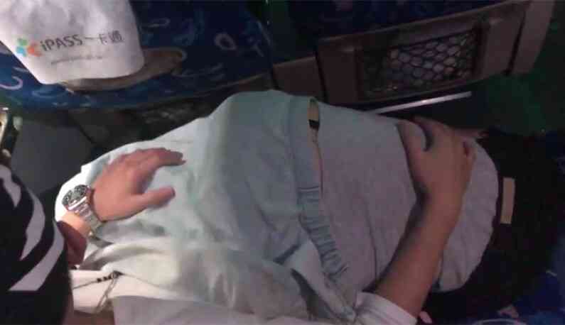 【獨家台片】Line群瘋傳！雪山隧道客運偷拍！前座情侶激情的又摳又吸完全沒察覺 第二部