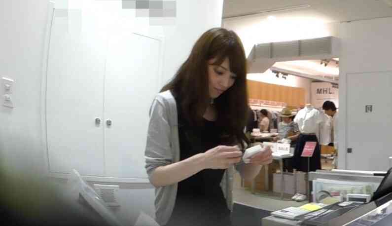 真‧偷拍神人!!假裝詢問熱心的店員 ，其實是想偷看內褲是甚麼花樣 40