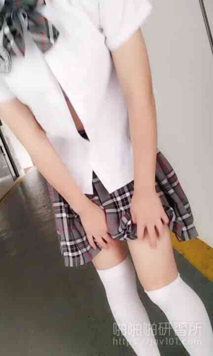 นักเรียนสาวโชว์เสียวริมทางเดิน ไม่กลัวครู หรืออายเพื่อนเลยนะเรา