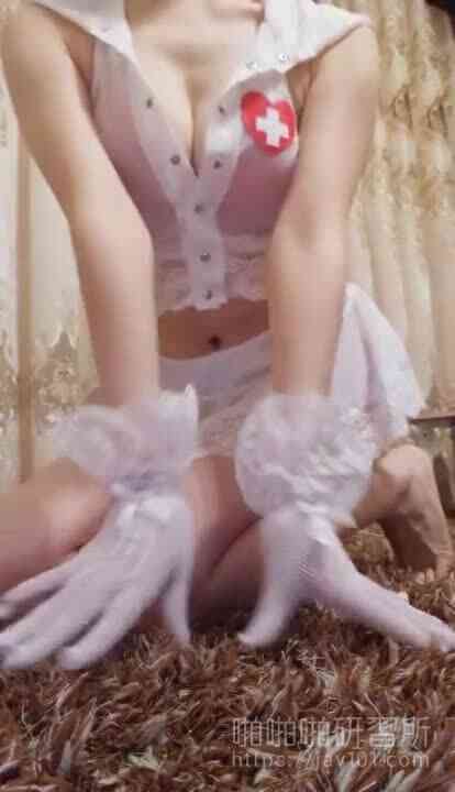 姚安琪跟你17來狂騎！爆乳性感曲線透出色情的香氣...扭臀嬌嗔：哥哥給我4