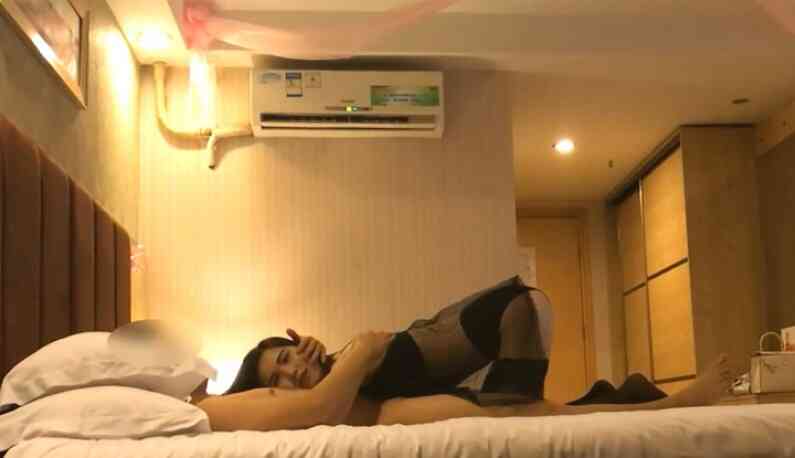 [黑絲襪的誘惑] 像車模依賴著胸膛~像鮑鮑包覆著肉棒~車模像天使一樣~！給我鮑鮑~給妳肉棒❤