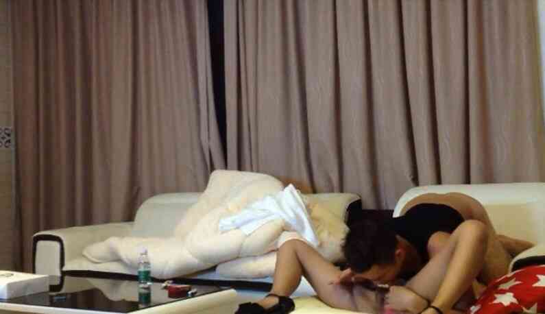 一手扶腰一手攝影，就為了用手機紀錄我們最真實的感情~