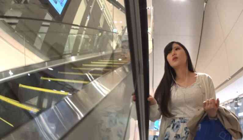 真‧偷拍神人!! 從室內跟到室外一路尾隨氣質御姐!!