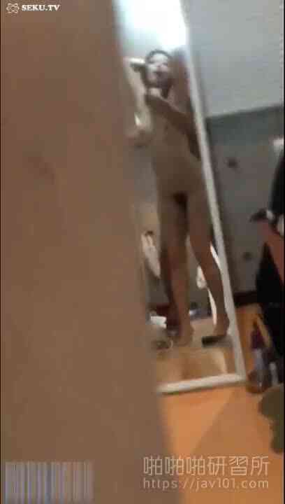 有錢公子哥就是不一樣！豪宅內與網紅自拍淫片流出～辣妹被幹到腳軟：有錢就會濕