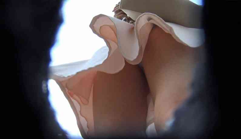 真‧偷拍神人!!火車之狼再現!!專挑年輕妹妹下手~