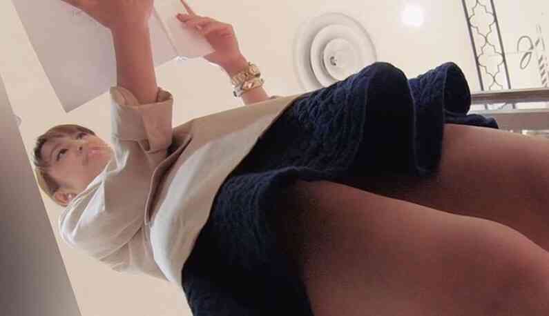 真‧偷拍神人!!假借幫女友挑衣服~行偷拍正妹店員之實!!完全掉入神人的陷阱裡~