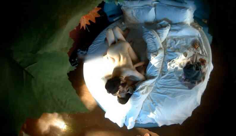 如膠似漆~全身纏綿在一起~高潮處還把身體拱起來~嬌喊：「啊~好累唷~QQ」