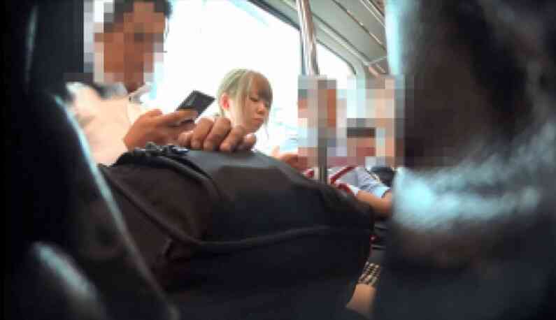 นักแอบถ่ายขั้นเทพ!! น้องสาวคนเล็กที่กำลังให้ความสนใจอยู่ในรถจู่ๆก็ลงจากรถ~~~ โชคดีจังที่ป้ายต่อไปได้ขึ้นรถแล้ว ❤