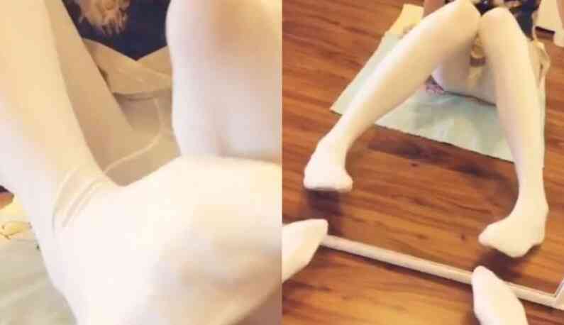 อะไรคือสิ่งที่สีขาวในรูของคุณ? ร่างกายส่วนล่างของหญิงสาวในถุงน่องเปียกเสมอ... 