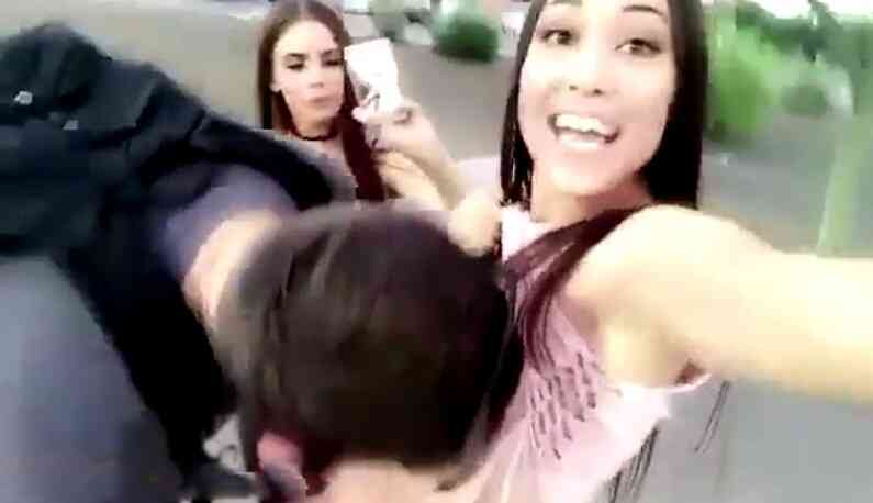 街上驚遇巨乳姊妹！「四顆白嫩饅頭」找男人掐又捏：捧著速完當場認乾媽