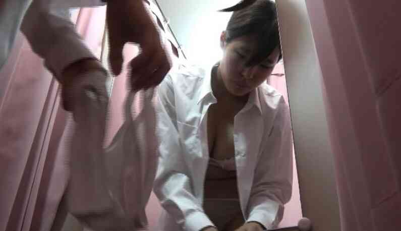 真‧偷拍神人!!嘟嘟嘴美眉換衣服的瞬間全都錄~