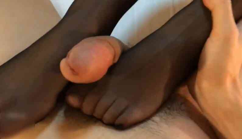 สาวมหาลัยปีหนึ่ง ใส่ถุงน่องดำนัดหนุ่มเดท พอแกล้งใช้เท้านวดกระปู๋เสร็จ เธอก็โดนเย็ดรัวๆ