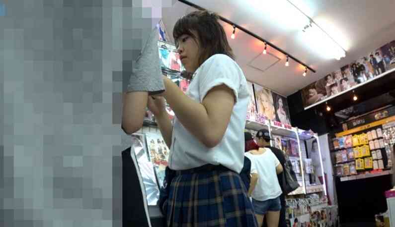 真‧偷拍神人!!偶像宅被偷拍~只專注眼前的偶像周邊
~沒注意到自己的周邊~幫QQ