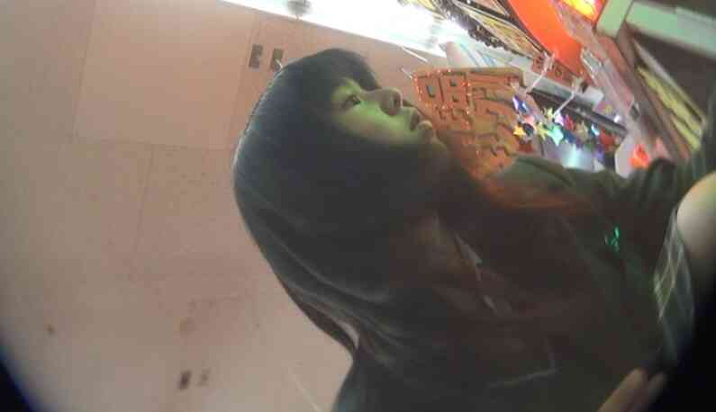 ซ่อนกล้องแอบถ่ายใต้กระโปรงสาว ร้านหนังสือการ์ตูน กระโปรงสั้นจู๋