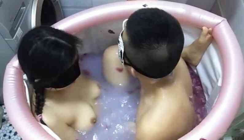 跟騷貨洗超爽鴛鴦浴~無毛逼逼给我口交吃奶子~在水中後入體驗不同的刺激~