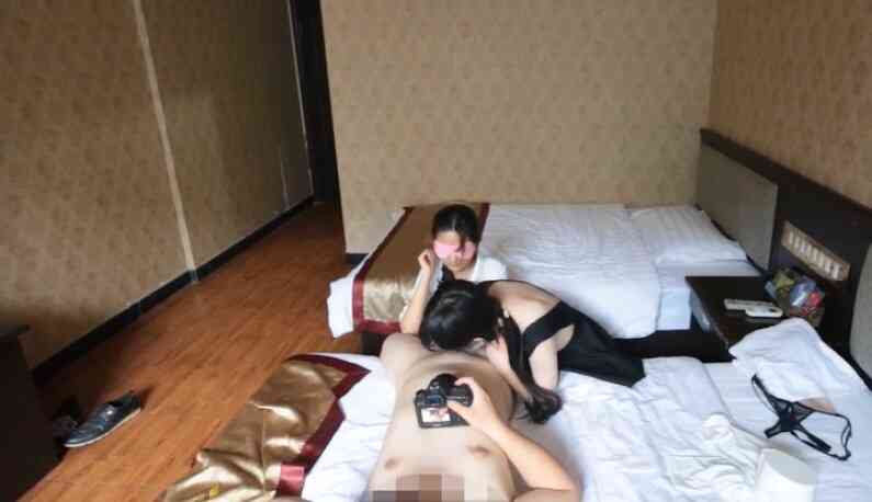 หนุ่มหล่อชวนสองสาวมาเย็ดพร้อมกัน หีอย่างเด้ง พร้อมรับน้ำควยทั้งคู่