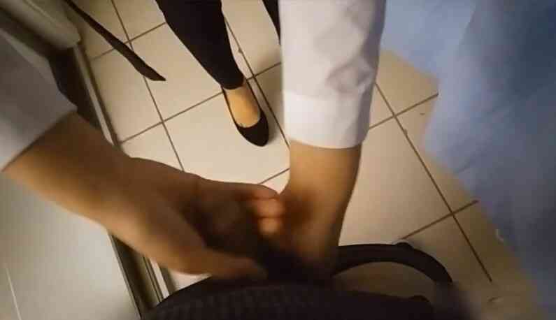 สาวออฟฟิศเกี่ยวหีอยู่ในห้องน้ำ เมื่อเพื่อน เมื่อเพื่อนร่วมงาน ชายดูก็เลยช่วยเหลือ