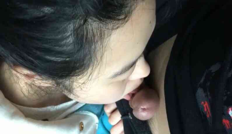 เพื่อนร่วมงานน่ารัก เลิกงานแล้วไม่รู้ไปไหนผมเลยชวน ติดรถกลับบ้าน แล้วให้โม้คควยริมทาง