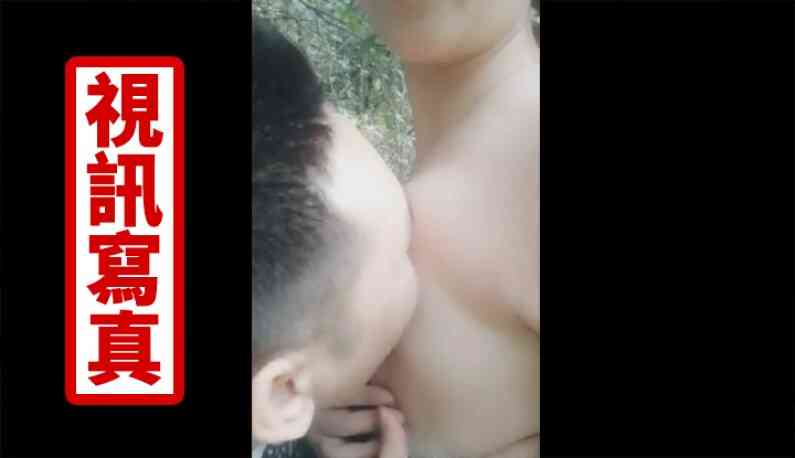 สาวหื่นกาม ปีนเขามาเหนื่อยๆ เห็นหนุ่มรูปหล่อเลยชวนกันเย็ดกลางป่า