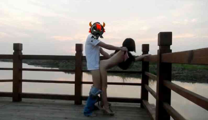 คู่รักเพิ่งแต่งงานมาฮันนีมูน เห็นบรรยากาศดีก็จัดกันตรงนี้เลยนะ