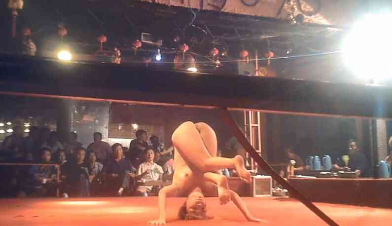 บาร์เปลื้องผ้าในบางประเทศ~ การแสดงสาวเปลื้องผ้าในยามดึกทำให้ทรราชในท้องถิ่นต้องชดใช้!! แถบหินมีสิทธิพิเศษมากมาย~