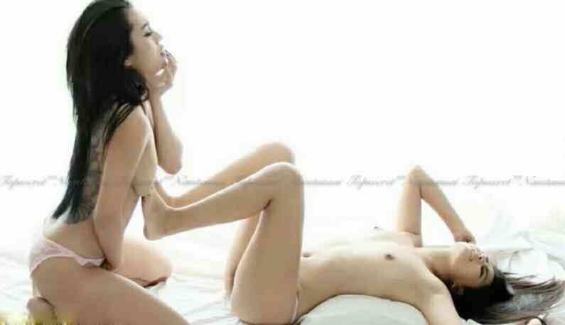 นางแบบรอยสัก ทั้งสาวสองคนเปิดโชว์