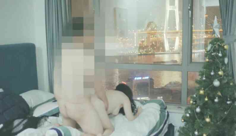 คู่รักเย็ดกันโชว์ต้นคริสมาส อย่างเสียวเลย