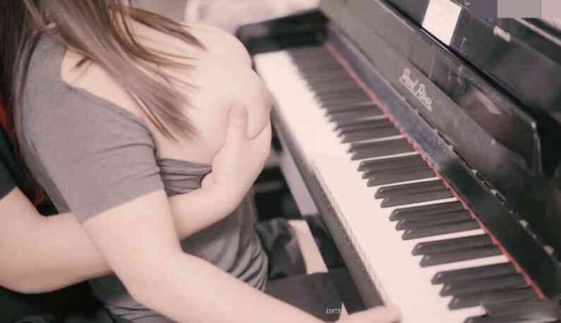 [JAV101]เล่นเปียโนไปจับนมไป