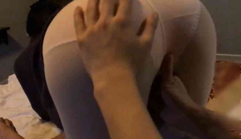 สาวฝาแแฝดก้มตูดให้