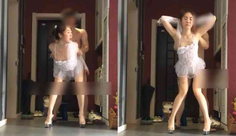 ยืนเย็ดหลังที่ประตู