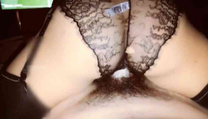 醉翁之意不在酒～假借看球賽名義行啪啪啪之實！脱掉衣服原來早有預謀！妳這個小騷貨～